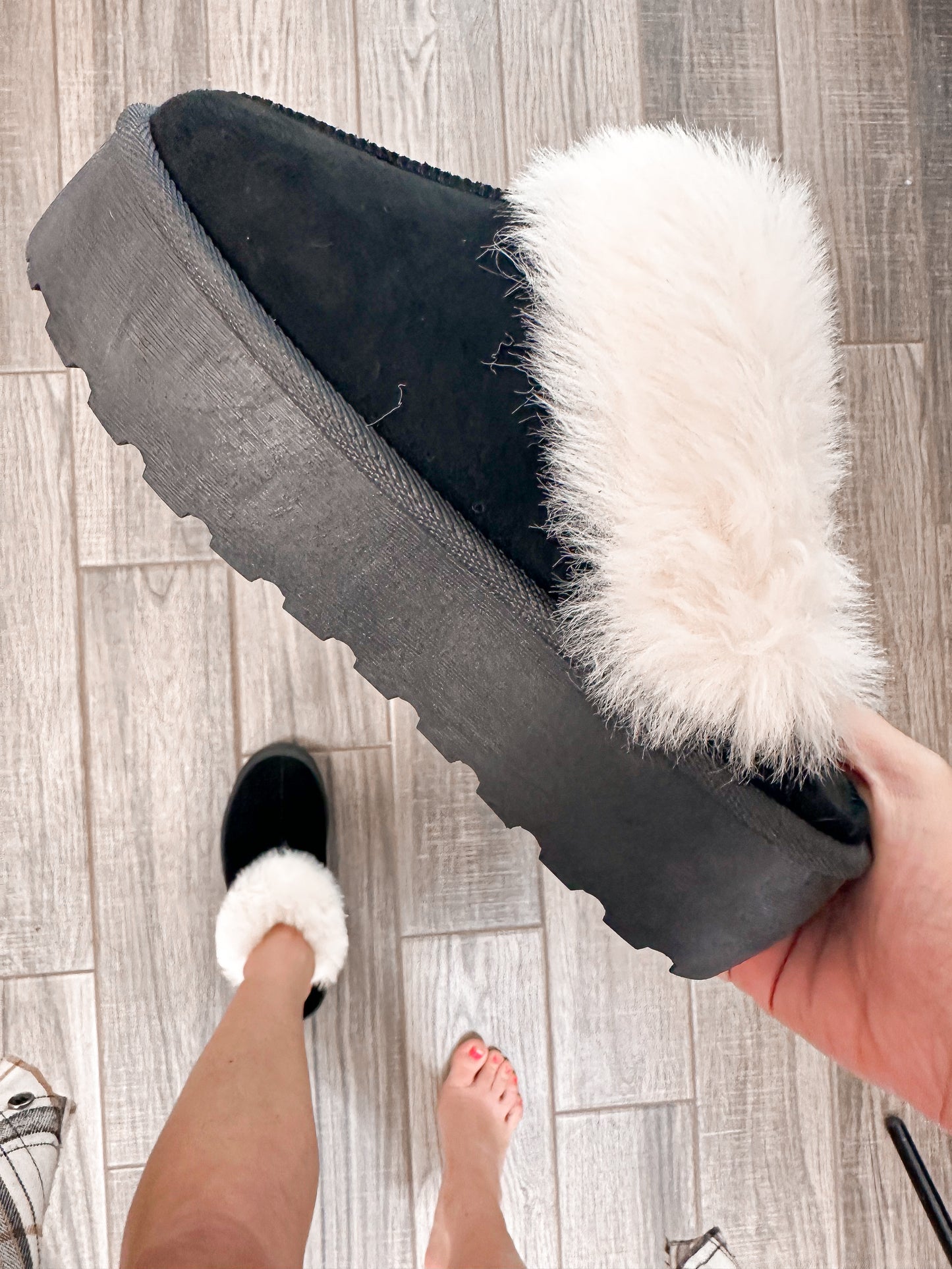 Dream Walker Fur Trim Snow Bootie Slippers in Black